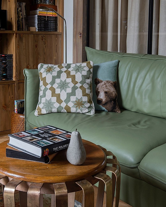 Salon z zielenią Salon z zieloną kanapą, zasłonami i dekoracjami w harmonijnej aranżacji wnętrz