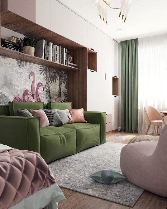 Elegancja i zieleń Zielona kanapa w pokoju z eleganckimi zasłonami podkreślającymi styl.