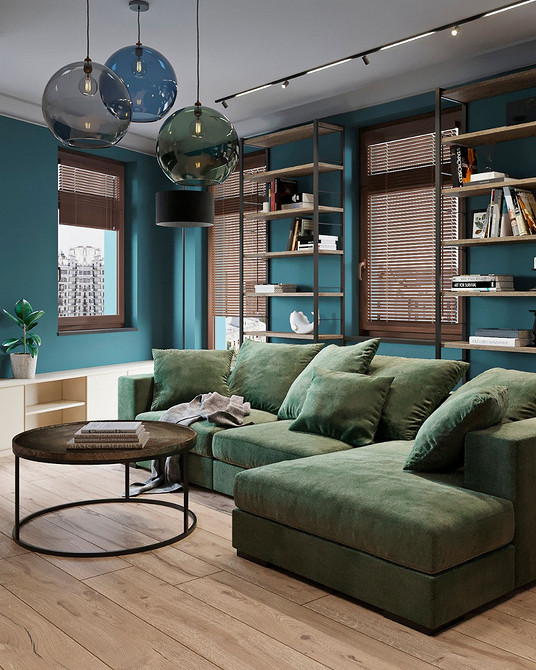 Zieleń i przestrzeń Zielona kanapa w jasnym salonie z dużymi oknami, pełnym światła.