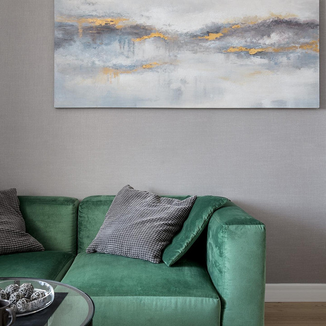 Zielona kanapa: przytulność Przytulny salon z zieloną kanapą, tekstyliami i elementami dekoracyjnymi.