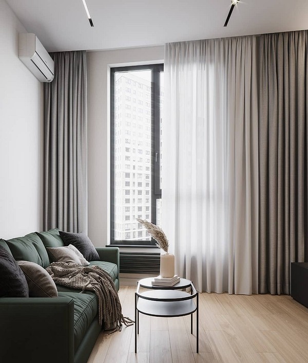 Zielona kanapa: Inspiracja Zielona kanapa w salonie z poduszkami i zasłonami. Inspiracje aranżacyjne.