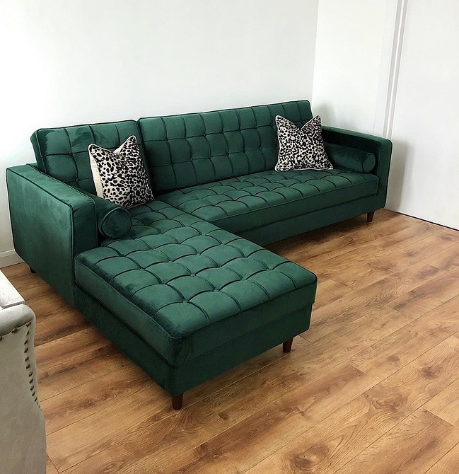 Jasnozielona sofa Jasnozielona sofa w salonie z dużą ilością naturalnego światła i białymi ścianami, rozjaśniająca przestrzeń.