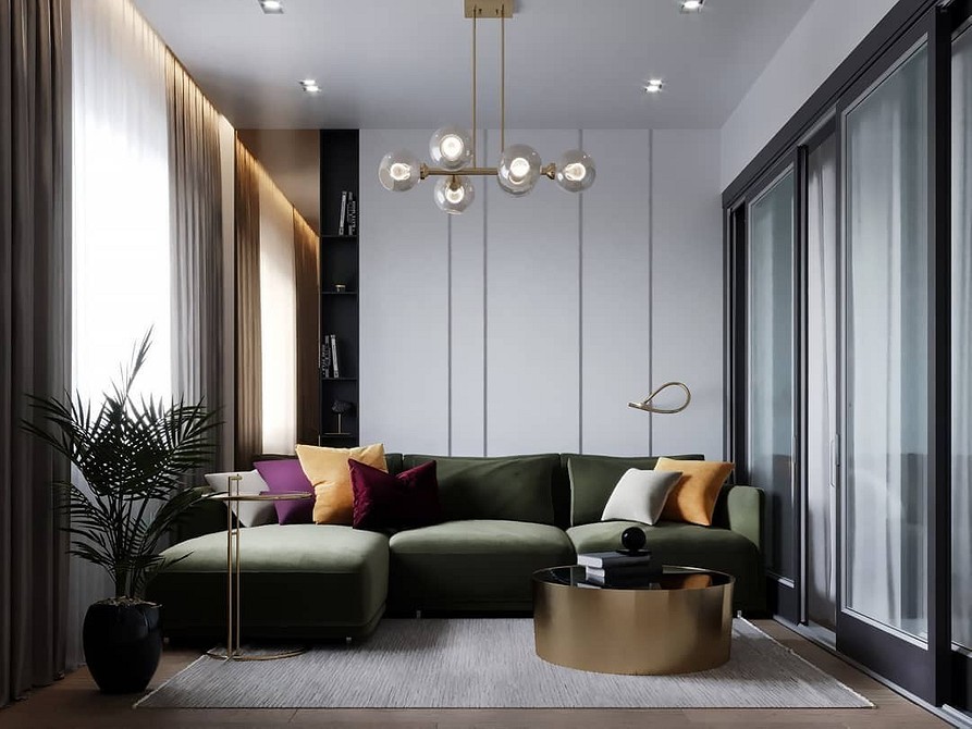 Zielona skórzana sofa i duże okna z widokiem na ogród.