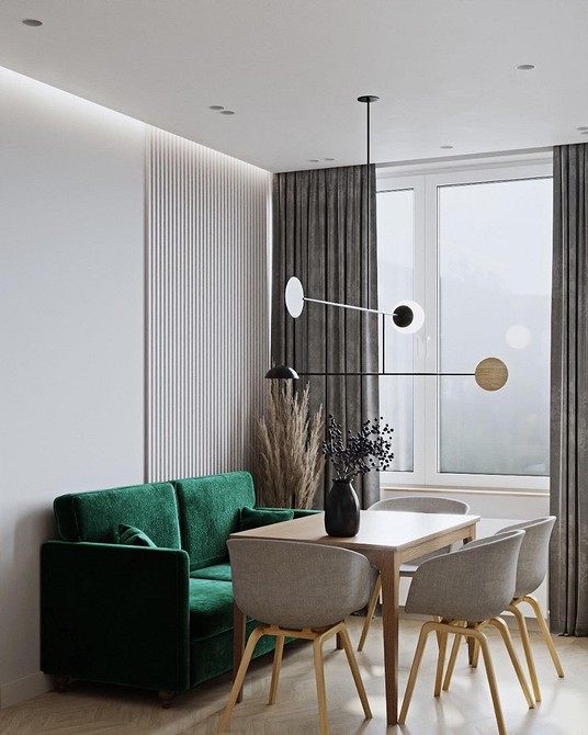 Ciemnozielona skórzana sofa Ciemnozielona skórzana sofa w salonie z kominkiem i półkami na książki, tworząca przytulną atmosferę.