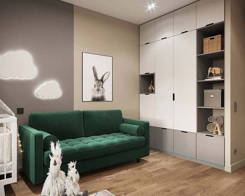 Welur i poduszki Zielona welurowa kanapa w salonie z różnymi poduszkami dekoracyjnymi.