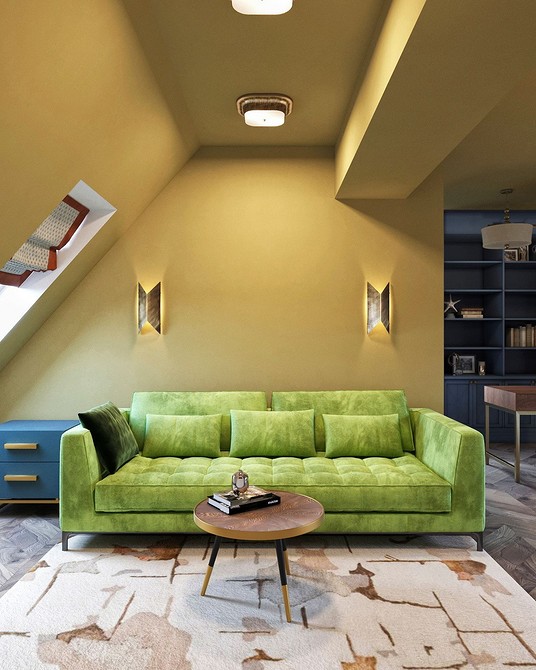 Miętowa sofa w salonie z drewnianym stolikiem i zielonymi roślinami 2026