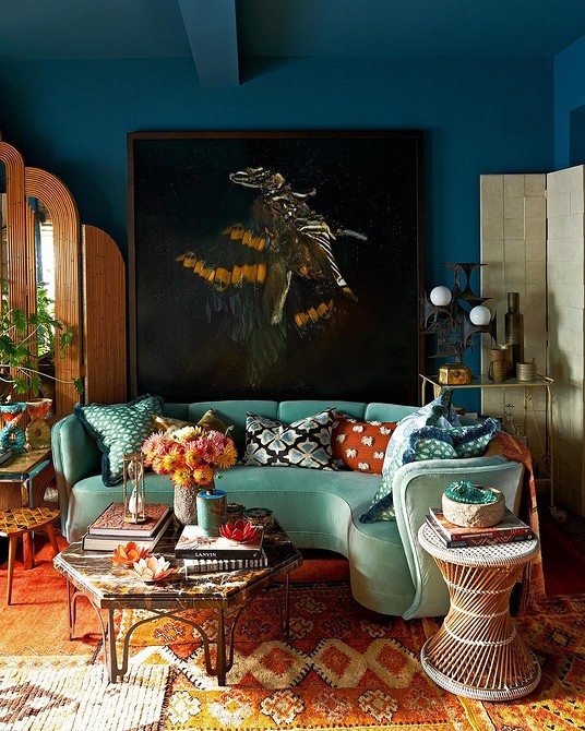 Miętowa sofa w stylu skandynawskim z drewnianymi akcentami.