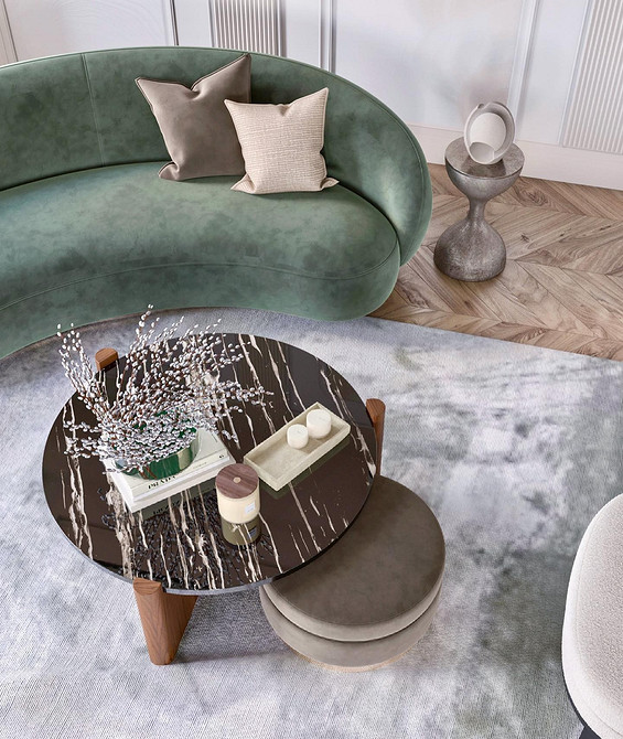 Zielona sofa w salonie z kolorowymi poduszkami i drewnianym stolikiem kawowym