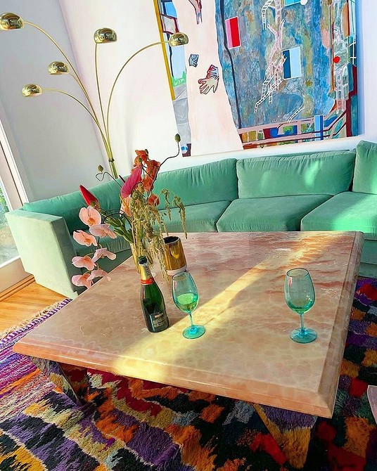 Zielona sofa w salonie: inspiracje aranżacyjne na rok 2026.