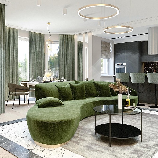 Szmaragdowa sofa z akcentami Jaskrawa szmaragdowa sofa połączona z żółtymi akcentami w salonie.