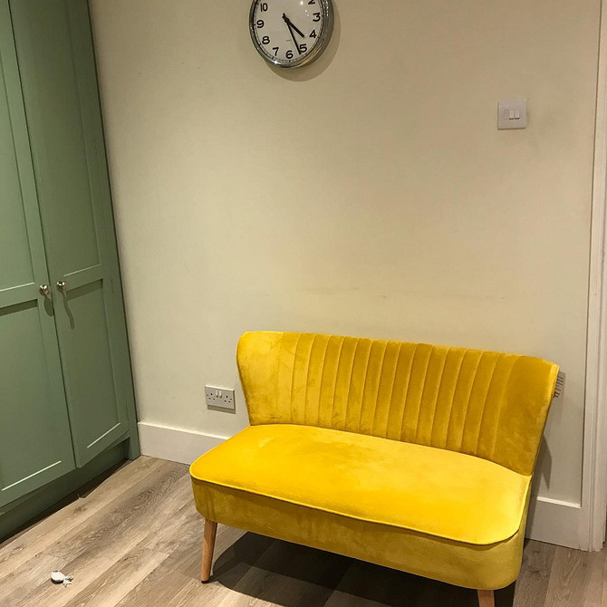 Żółta sofa narożna w salonie: wygodne i stylowe rozwiązanie dla dużej rodziny.