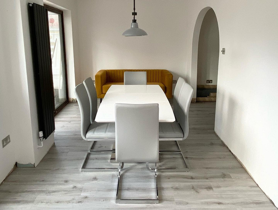 Żółta sofa w aranżacji wnętrz: inspiracje i porady dotyczące wyboru koloru i designu.