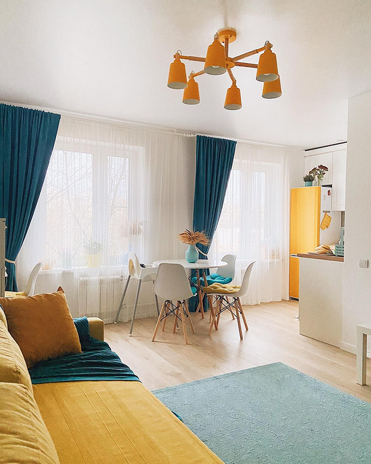 Nowoczesna żółta sofa w salonie: elegancki design i kolorowy akcent w 2026.