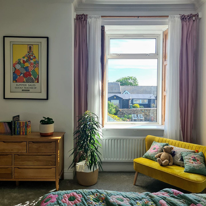 Wnętrze z żółtą sofą i poduszkami: przytulność i komfort w nowoczesnym stylu.