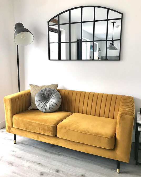 Mała żółta sofa w salonie: kompaktowy i stylowy akcent dla niewielkich przestrzeni.