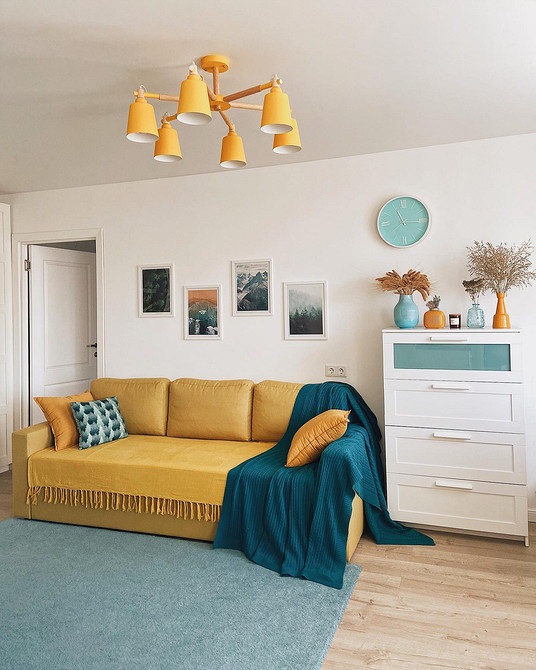 Przytulny pokój dziecięcy z żółtą sofą: idealne miejsce do zabawy i odpoczynku.