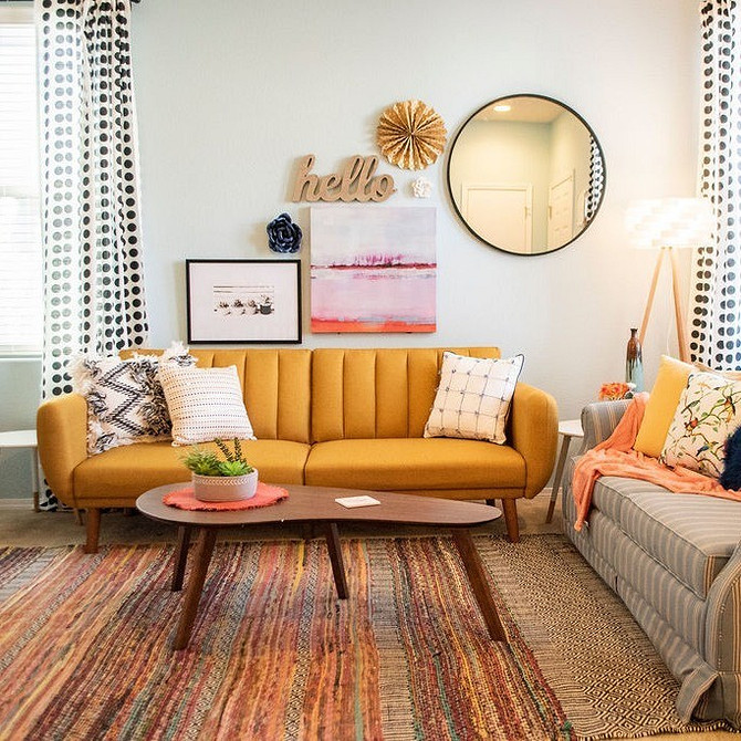 Żółta sofa w pokoju dziecięcym z zabawkami i jasnymi akcentami kolorystycznymi.