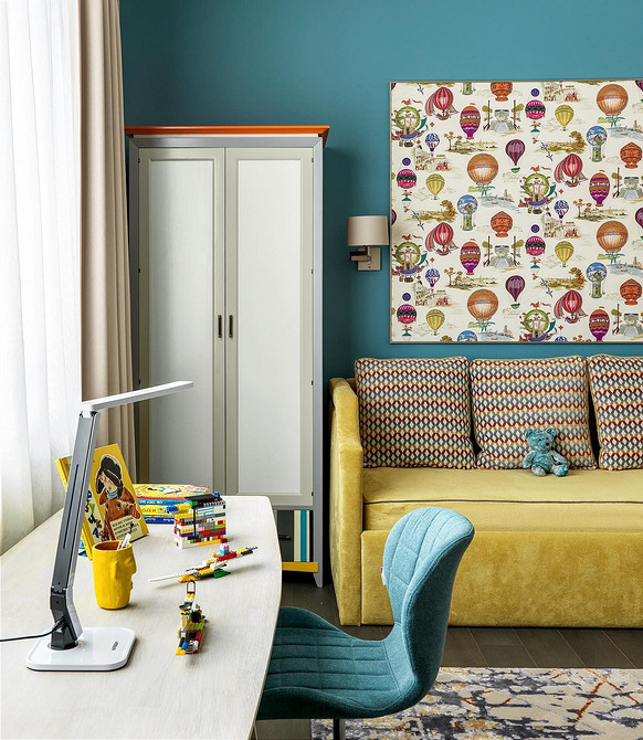 Żółta sofa w pokoju z białymi ścianami i drewnianą podłogą. Aranżacja 2026.