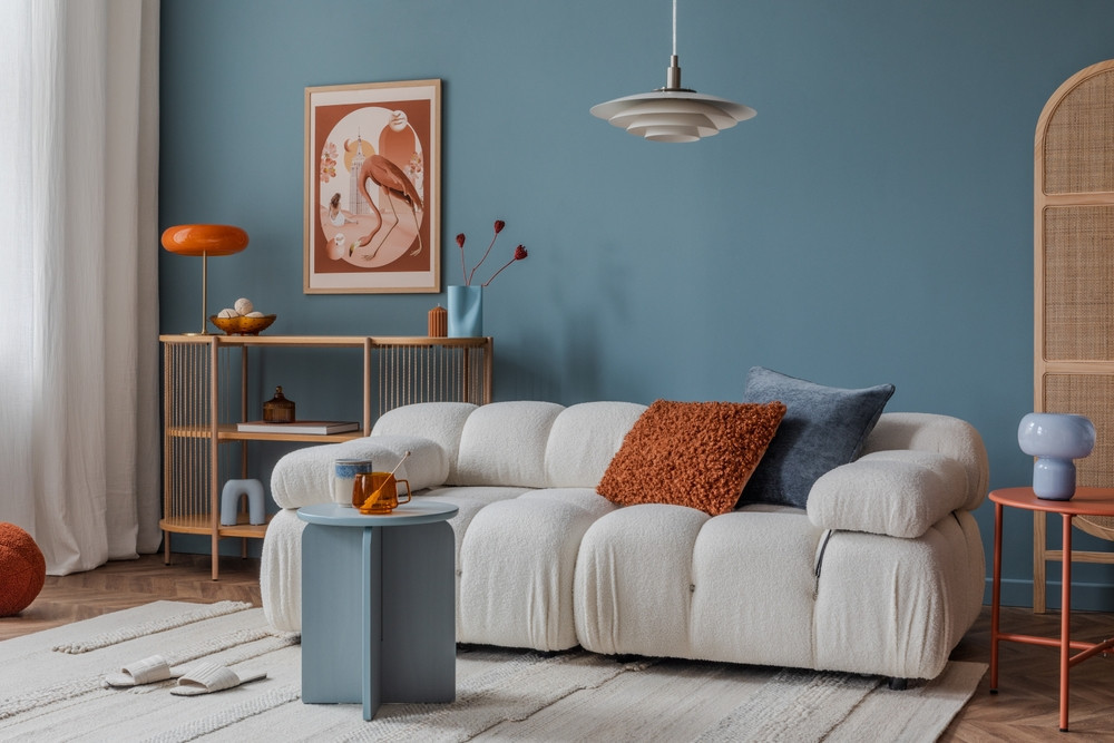 Sofa z praktycznymi półkami Funkcjonalna sofa z wbudowanymi półkami: design 2026 dla nowoczesnego wnętrza.