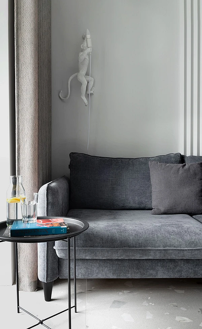 Sofa z wzorem – trend Sofa z oryginalnym wzorem, stanowiąca modny akcent w nowoczesnym wnętrzu zgodnie z trendami 2026.