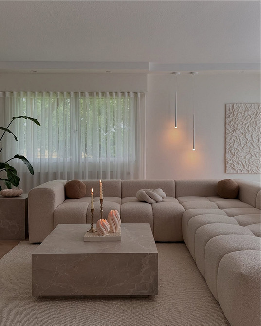 Oryginalna sofa akcentująca Wyrazista sofa akcentująca z nietypową tapicerką: trendy w designie kanap 2026.