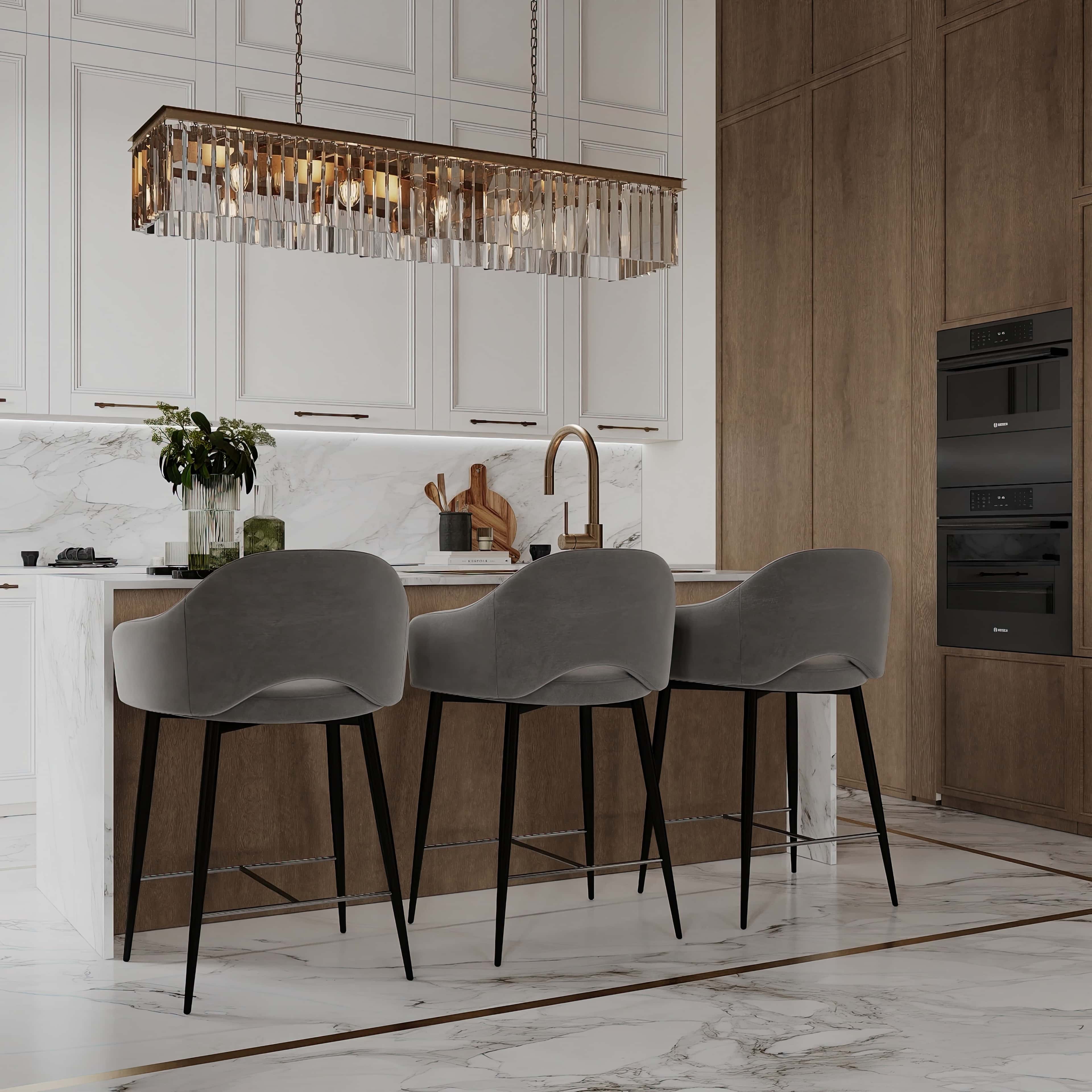 Przestronna jasna kuchnia z dużą ilością miejsca do przechowywania i sprzętem AGD.