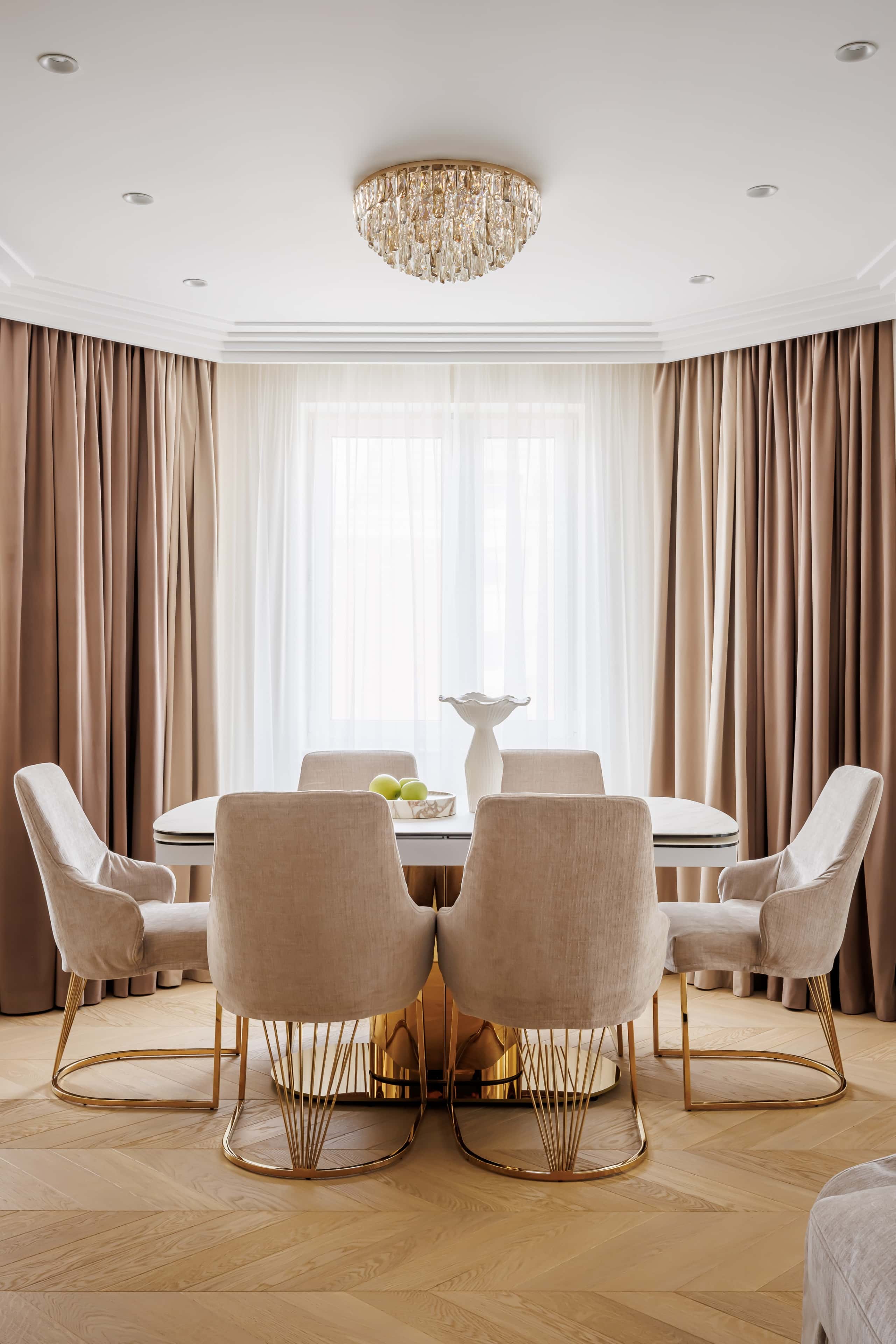 Ekskluzywny remont mieszkania: jasna kuchnia z blatem z kamienia naturalnego