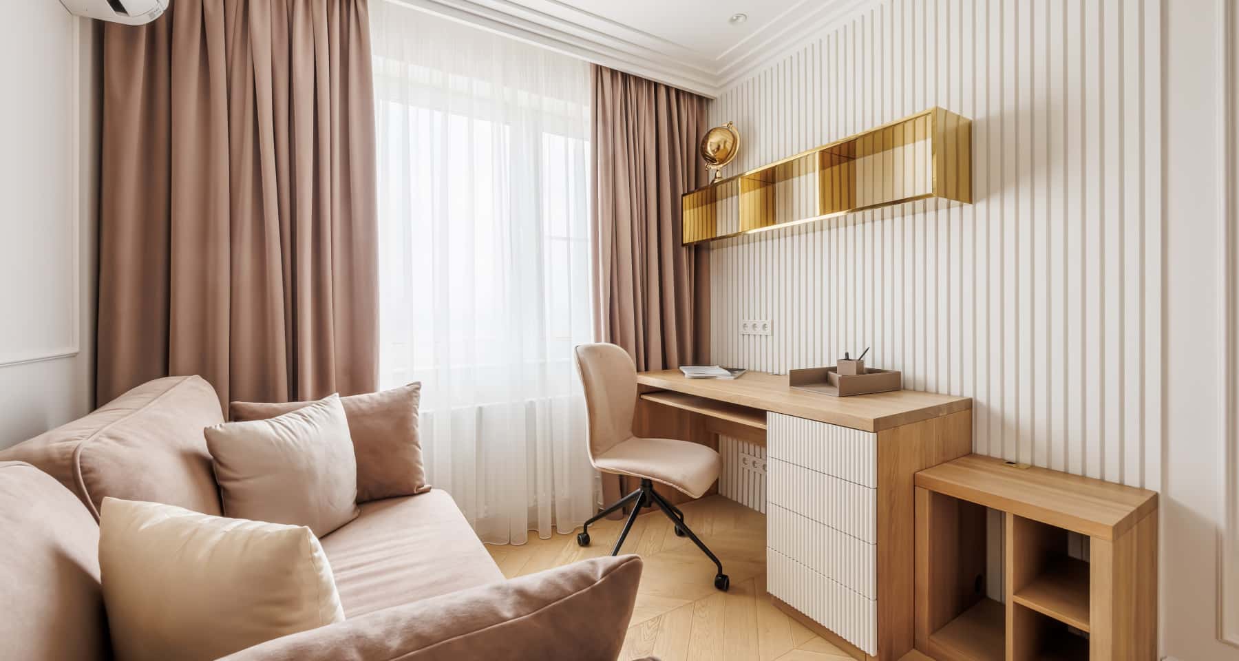 Designerski remont 2026: unikalna freska na ścianie w sypialni tworzy artystyczny klimat