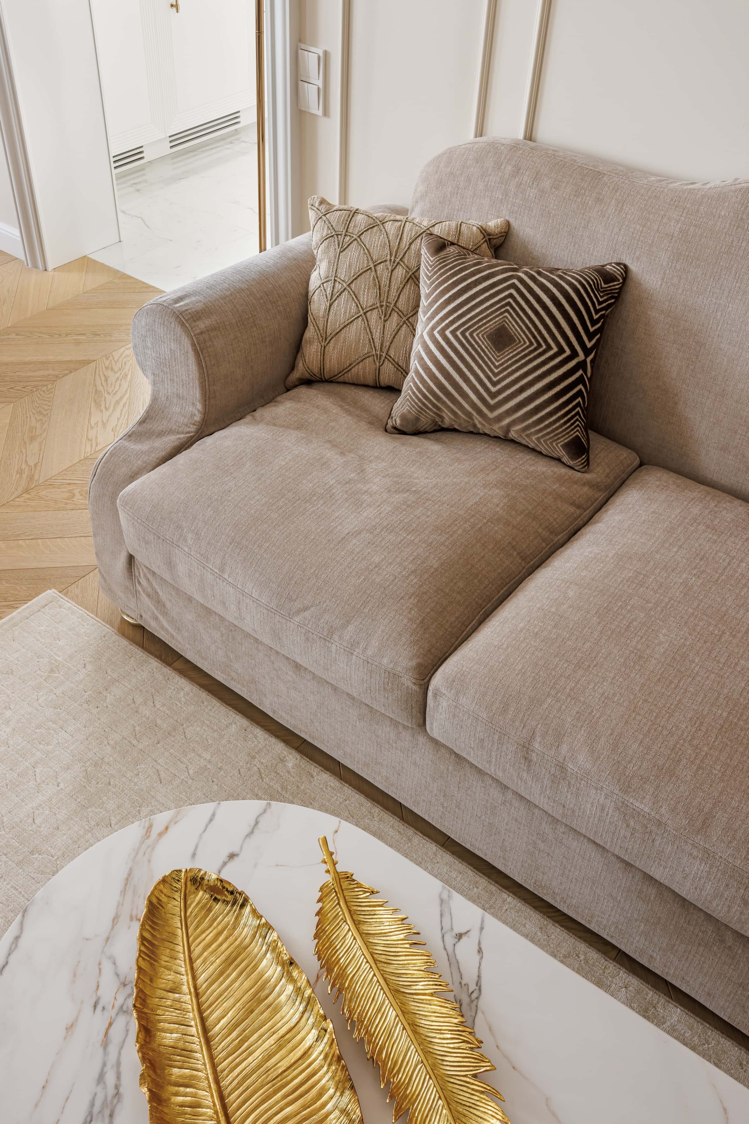 Ekskluzywny remont: salon z kominkiem i designerskimi meblami tworzy przytulną atmosferę