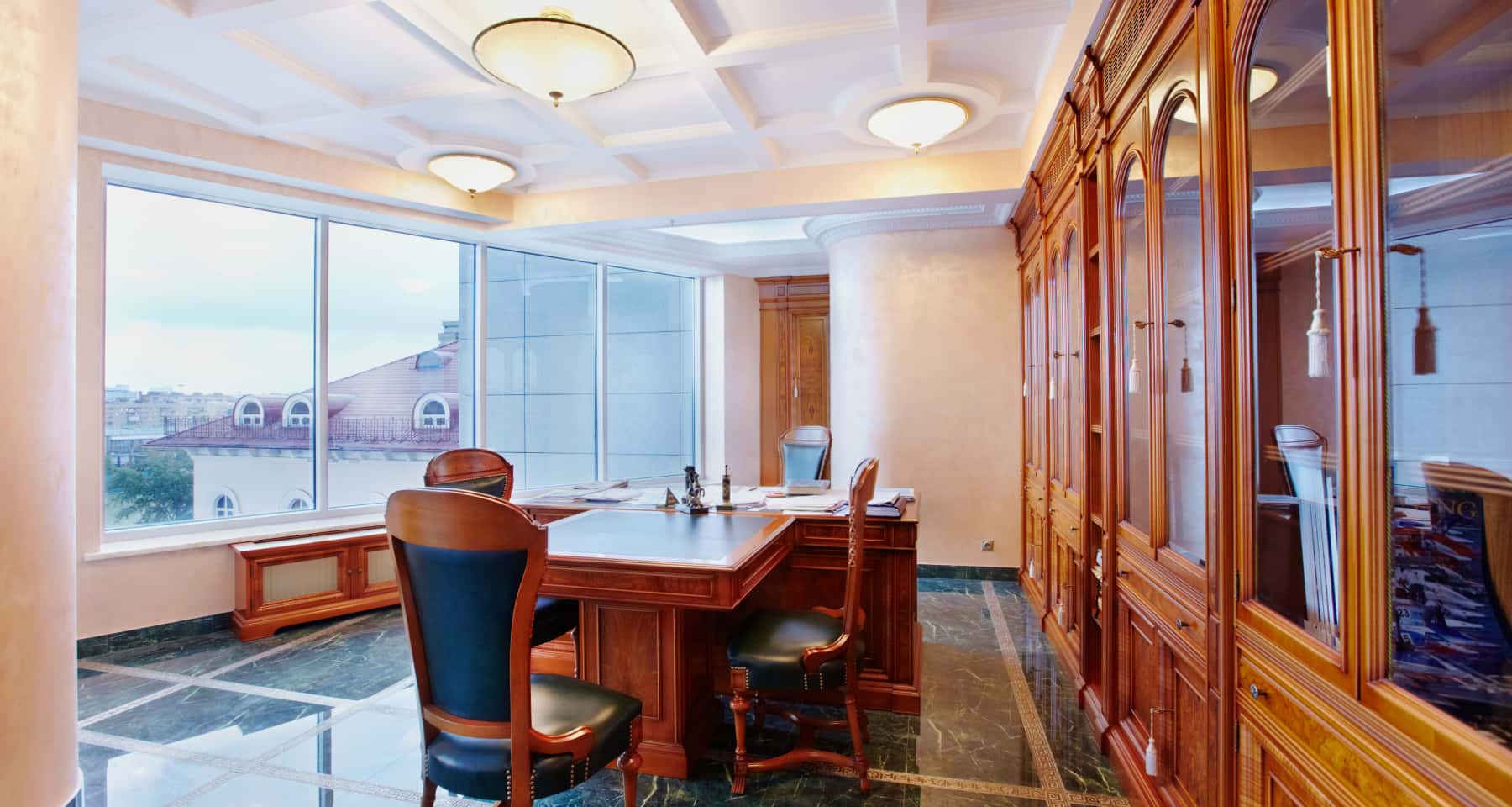 Elegancki remont biura 2026: jasne kolory i minimalistyczny styl.