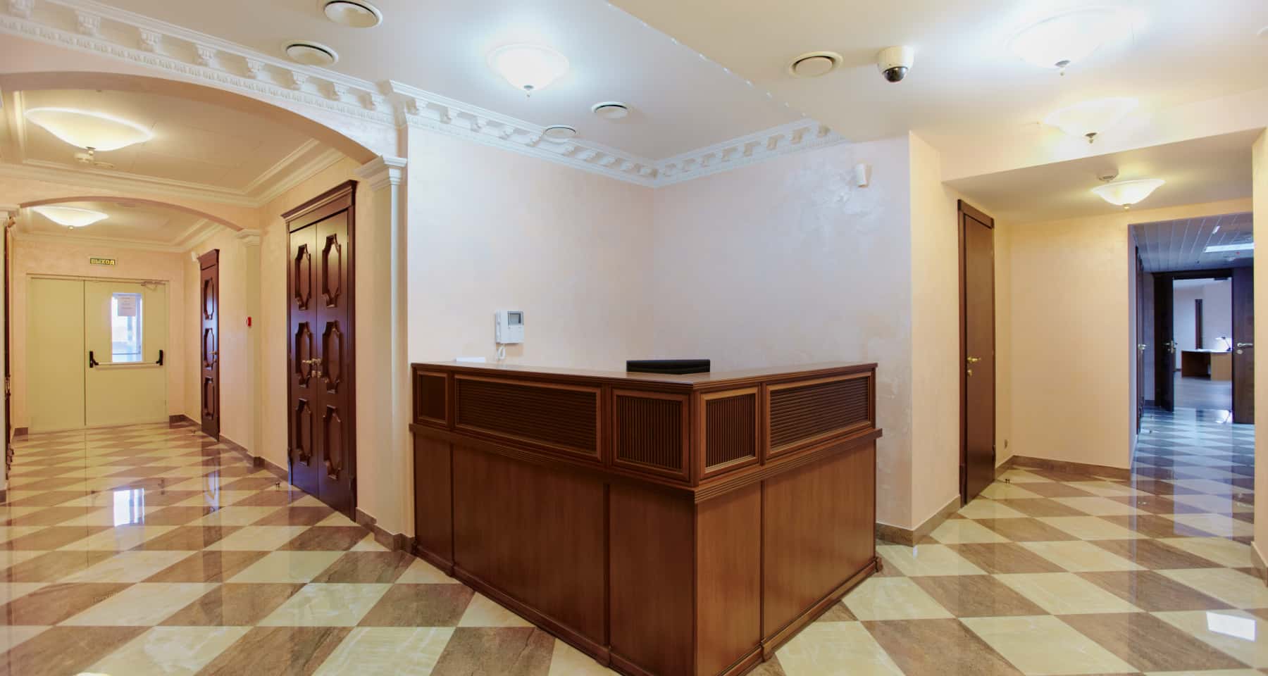 Design biura w stylu loft 2026: otwarte przestrzenie i nowoczesne oświetlenie.