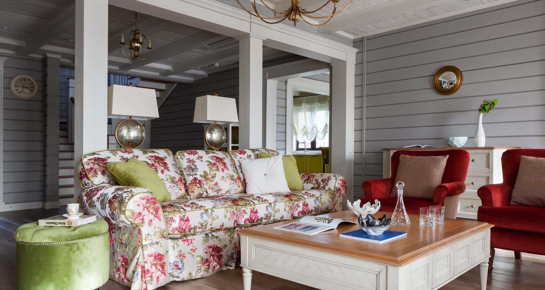 Jasne wnętrze w stylu prowansalskim z drewnianymi elementami i rustykalnymi meblami.