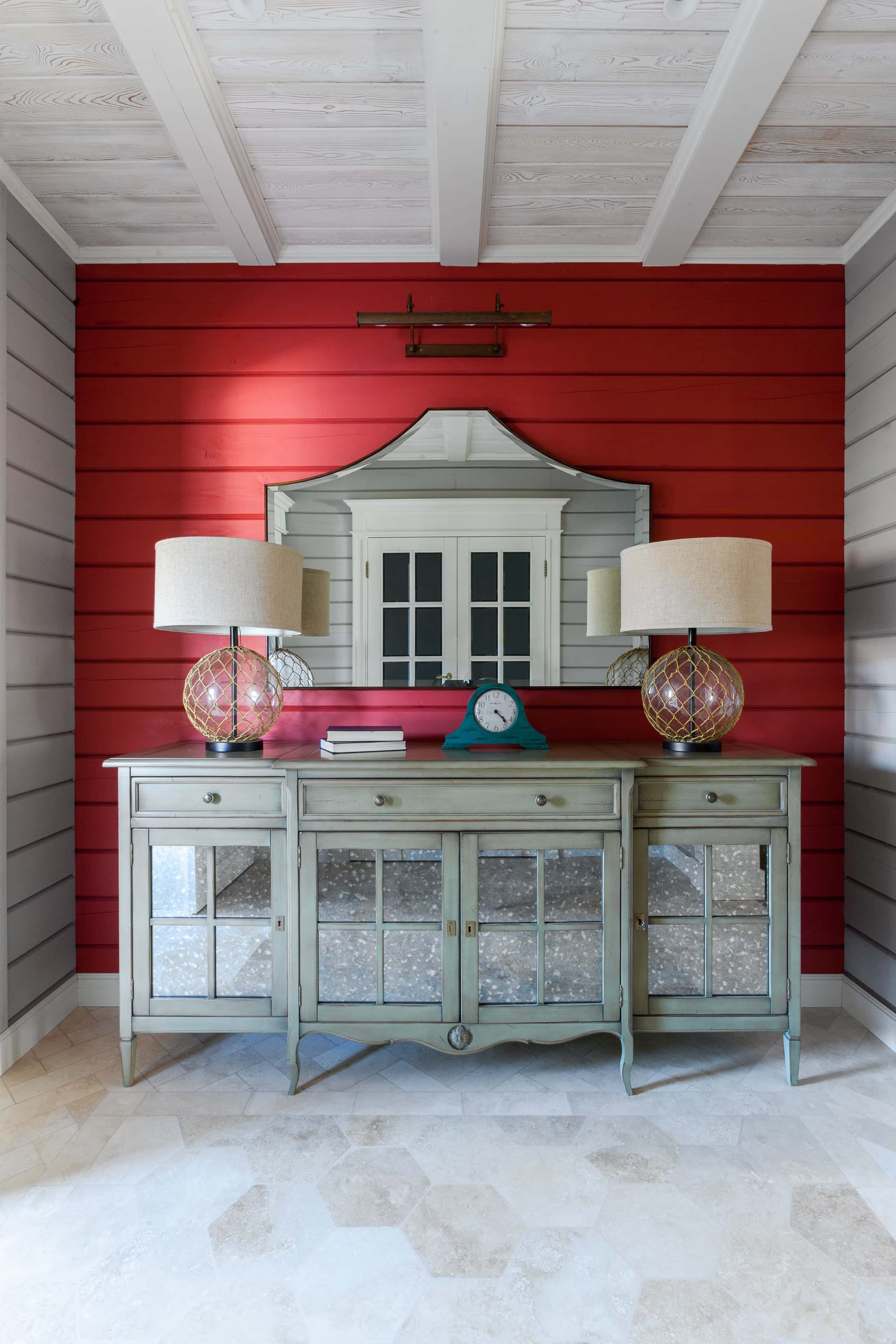 Jasne wnętrze w stylu prowansalskim z elementami drewna i detalami vintage.