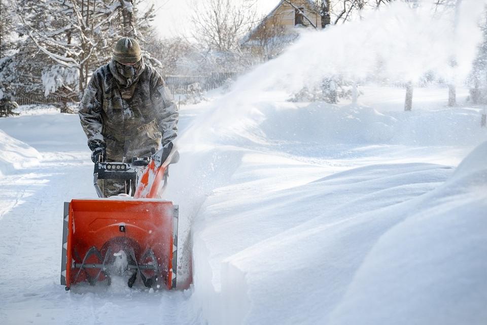 Narzędzia do odśnieżania: Łopaty, skrobaki i środki do walki z oblodzeniem na podwórku.