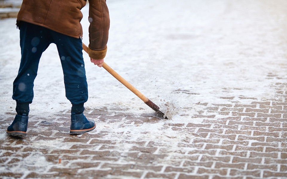 Bezpieczne odśnieżanie: Porady, jak unikać urazów i przemęczenia podczas pracy.