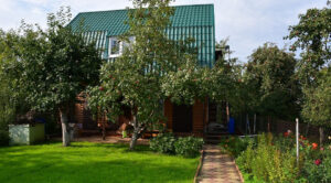 Przygotuj dom na lato: Sprawdzone triki i oszczędne rozwiązania! — Prace na działce wiosną 2026