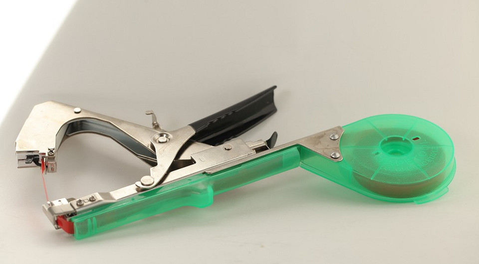 Sadzarka do podwiązywania roślin – tapener - ułatwia pielęgnację w ogrodzie.