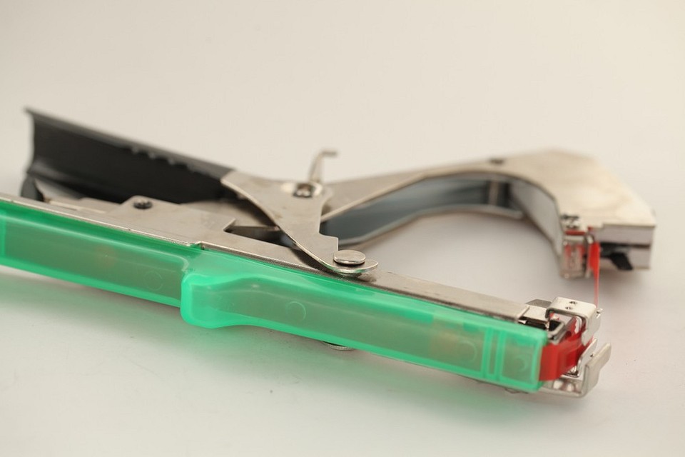 Tapener - ergonomiczne narzędzie ogrodnicze do podwiązywania pomidorów i innych roślin.