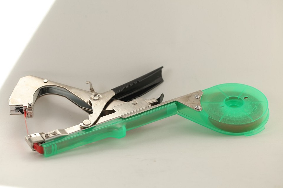 Instrukcja użycia tapenera. Szybkie podwiązywanie roślin w 2026 roku.