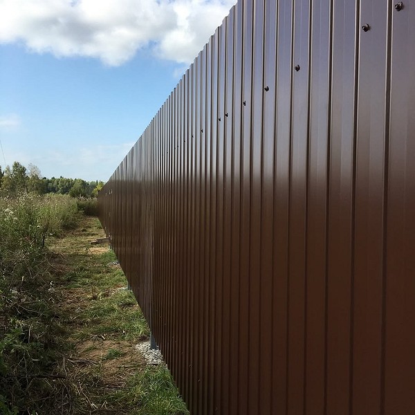 Schemat montażu ogrodzenia z blachy trapezowej: instrukcja krok po kroku dla samodzielnego montażu.