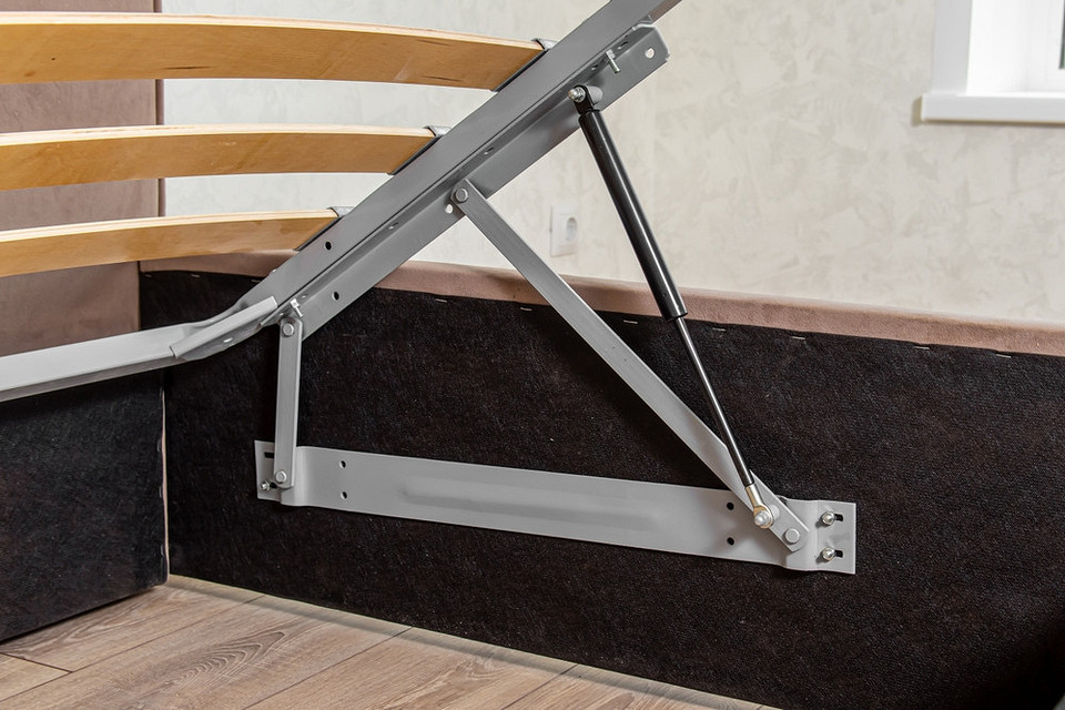 Instalacja gazowych podnośników w łóżku z podnośnikiem 2026: krok po kroku.