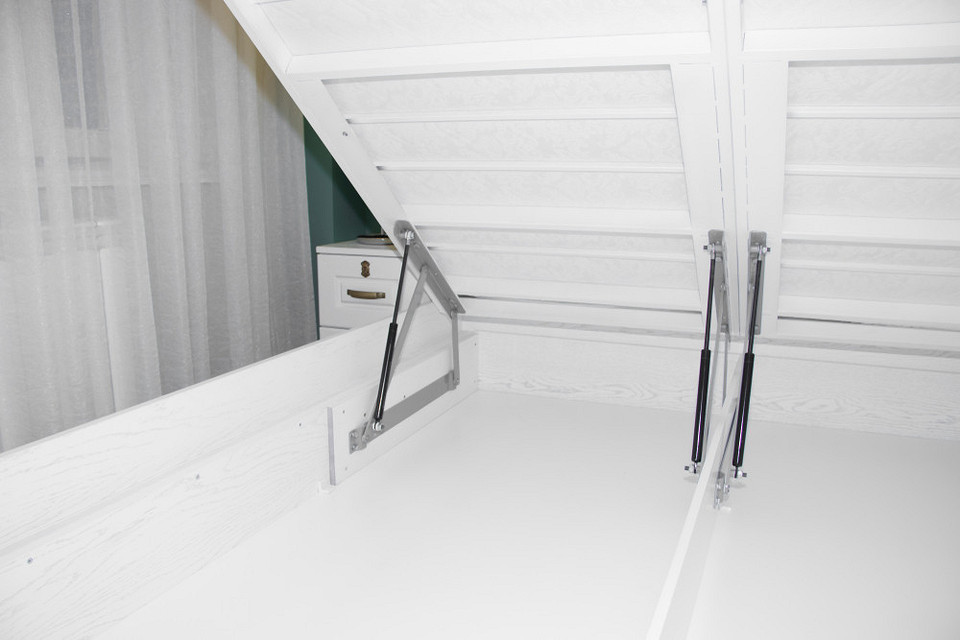 Montaż łóżka z podnośnikiem 2026: elementy ramy łóżka widoczne na instrukcji.