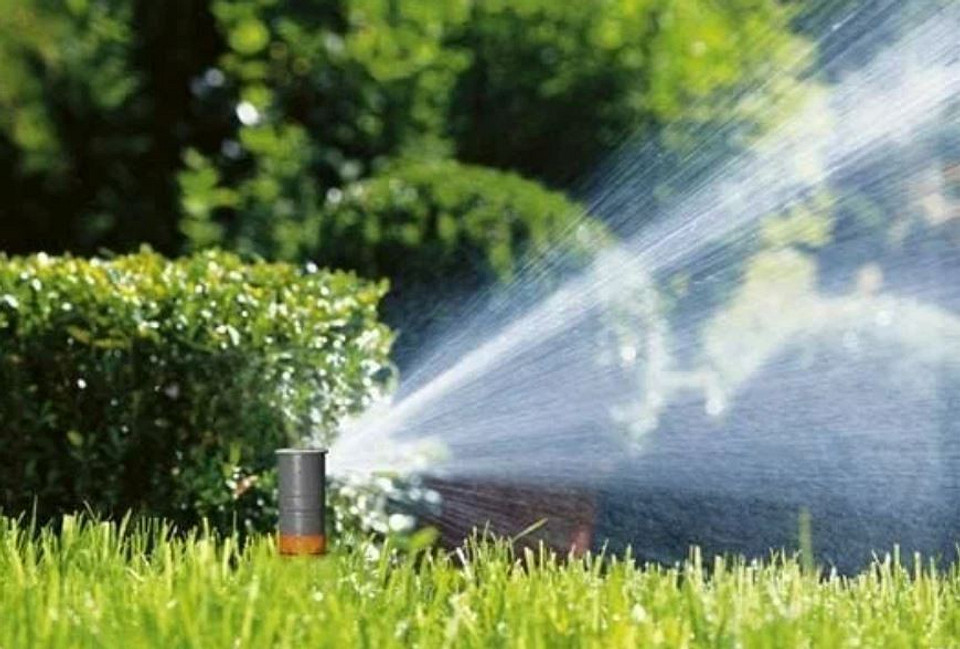 Zraszacz impulsowy do nawadniania małego ogrodu, oszczędność wody i precyzyjne podlewanie.