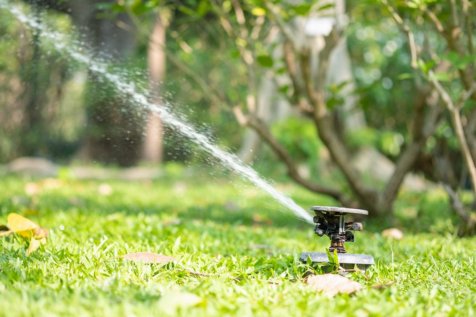 Regulowany zraszacz ogrodowy do efektywnego nawadniania małych powierzchni i oszczędzania wody.