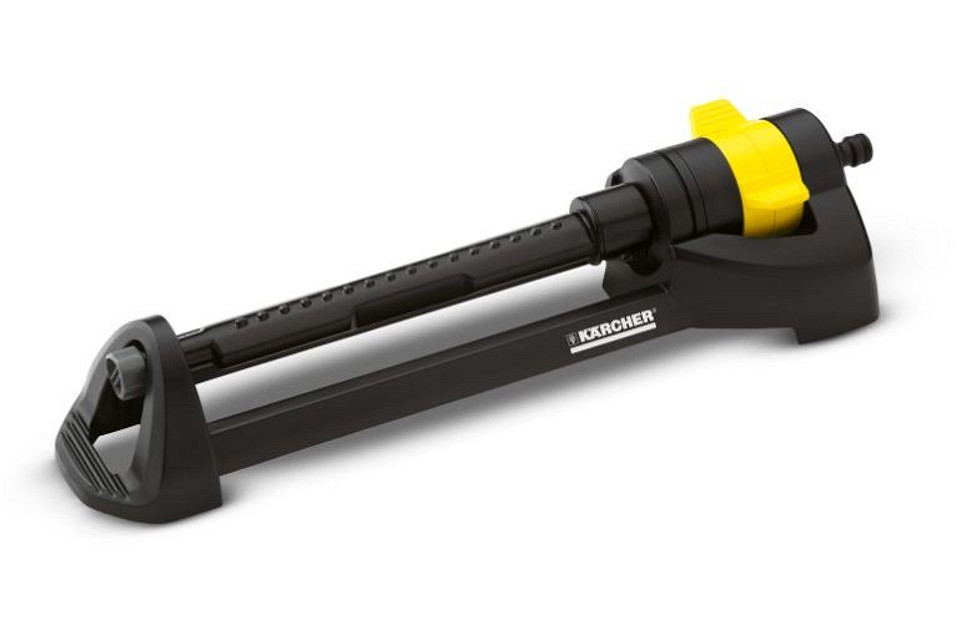 System automatycznego nawadniania małego ogrodu z różnymi typami zraszaczy.