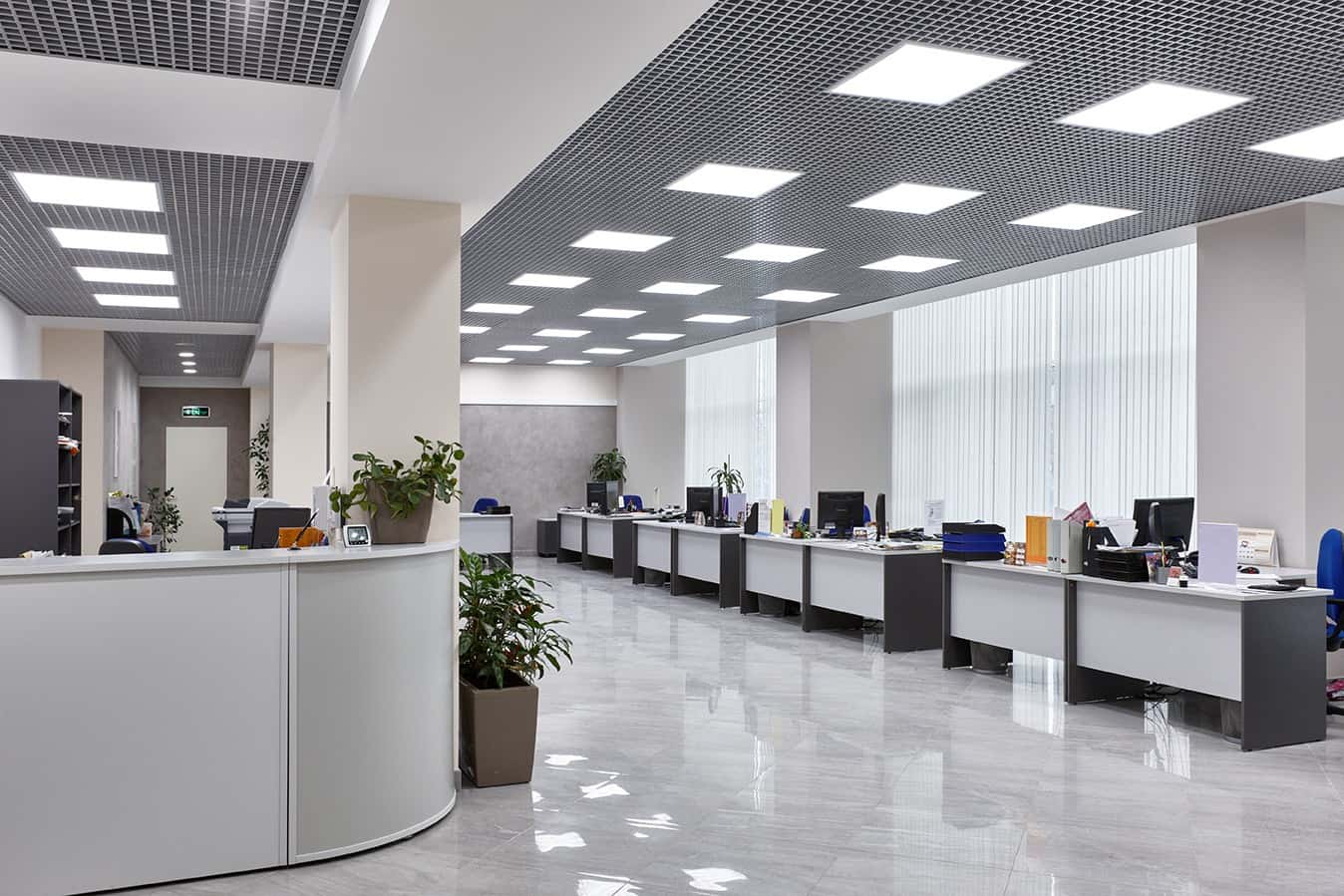 Projekt biura open space z dużymi oknami zapewniającymi naturalne światło Loft 2026.