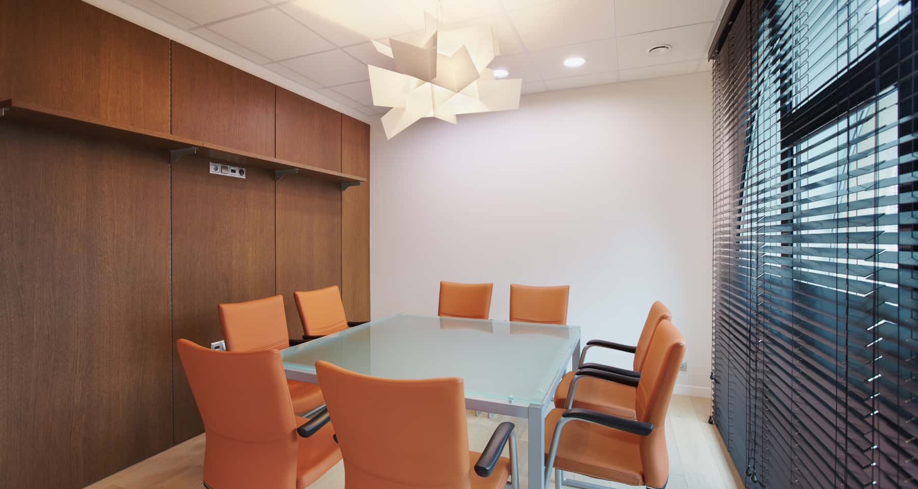 Biuro w stylu loft z betonowymi ścianami i widocznymi instalacjami Loft 2026.