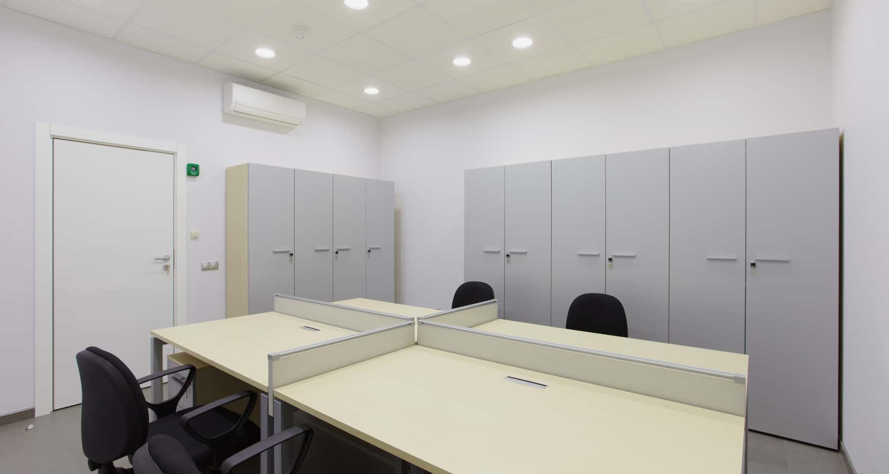 Remont biura w stylu loft 2026: sztukateria dekoracyjna i oświetlenie LED.