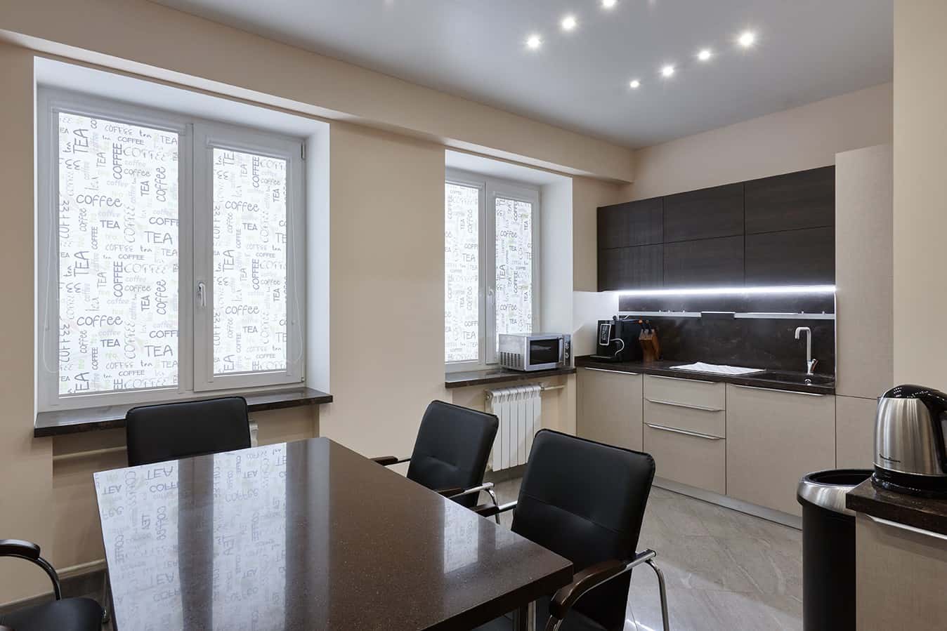 Remont biura: Nowoczesna sala konferencyjna z zaawansowanym sprzętem Loft 2026.