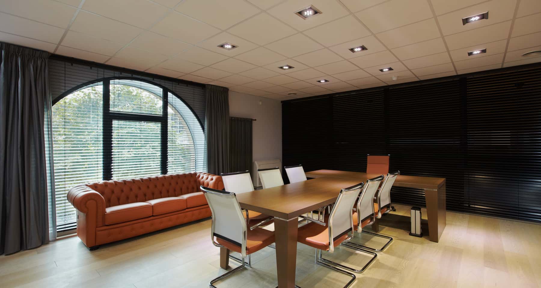 Nowoczesna kuchnia dla pracowników z pełnym wyposażeniem podczas remontu biura Loft 2026.